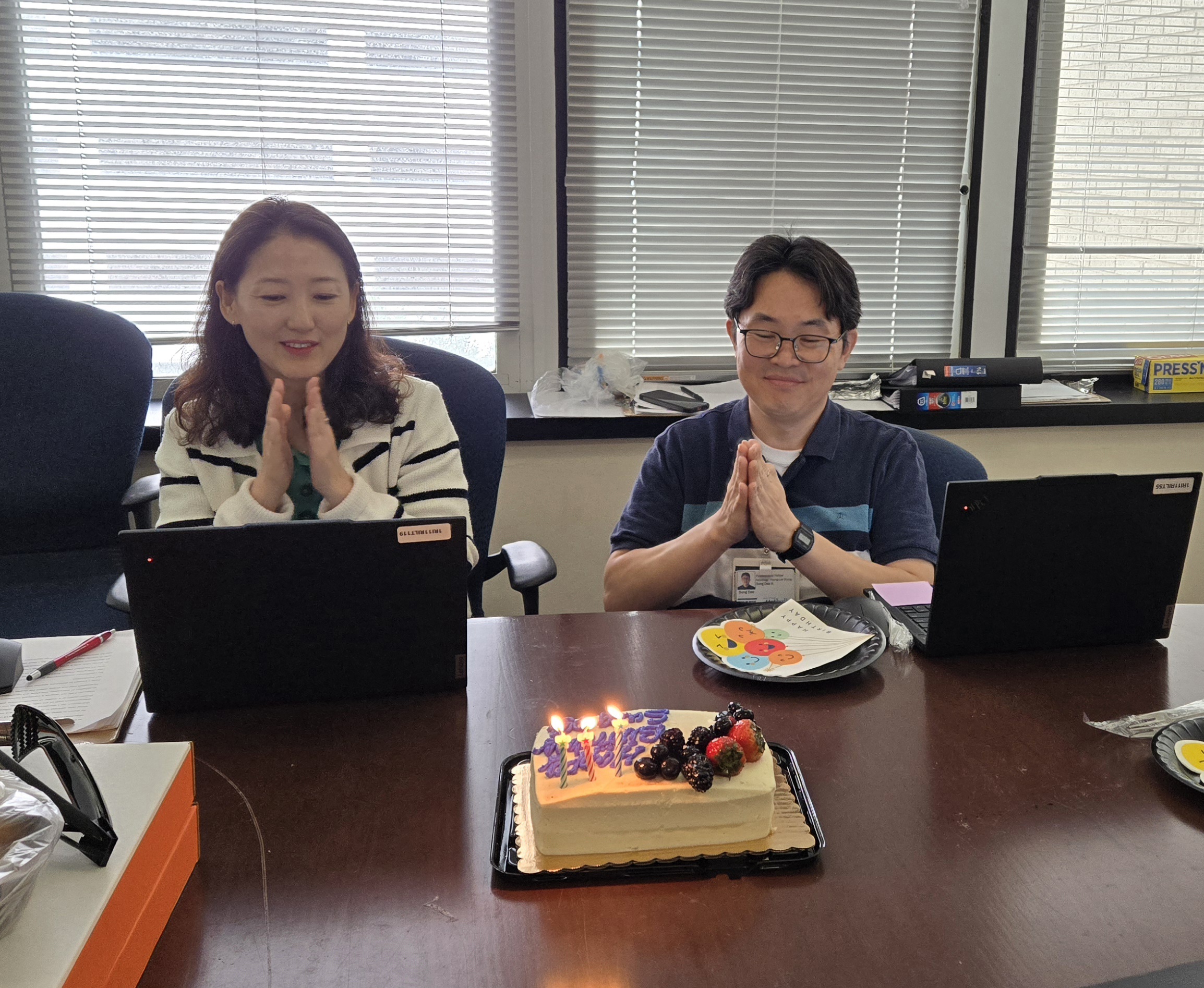Chung Lab members celebrating Sungdae’s birthday with cake.